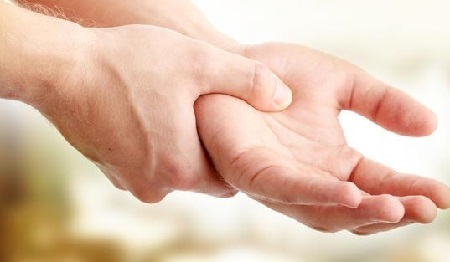 Handskakning: orsaker och behandling hos vuxna