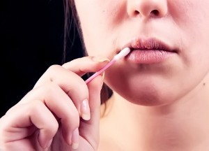 Hitro zdravljenje herpesa na ustnicah z ljudskimi pravili