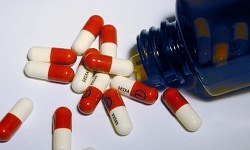 Tabletler şeklinde asetilsalisilik asit yardımcı olur