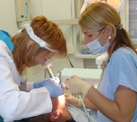 Kyste à la racine du traitement dentaire